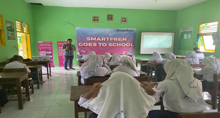 Smartfrent Goes To School MTs N 1 Demak